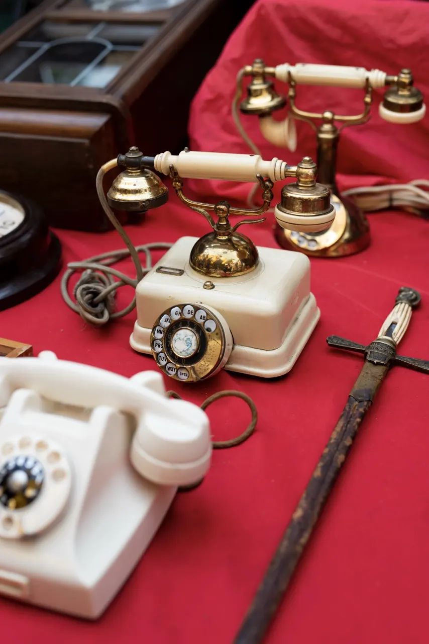 Téléphones anciens à cadran sur un tissu rouge